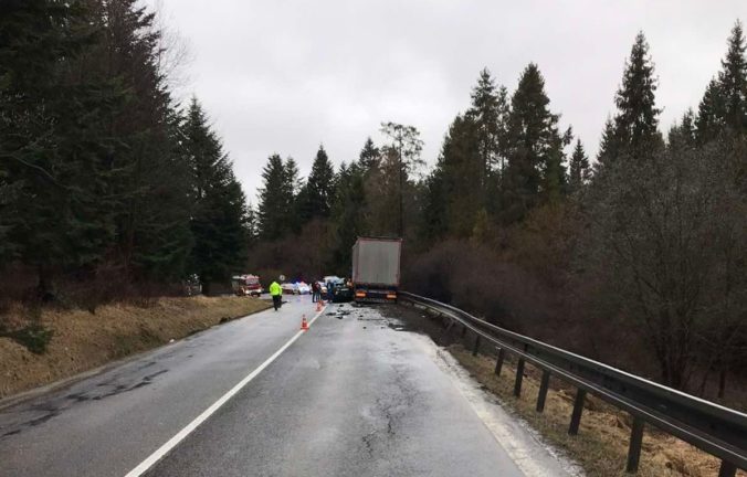 Vodič auta neprežil zrážku s kamiónom, cesta je v oboch smeroch neprejazdná (foto)