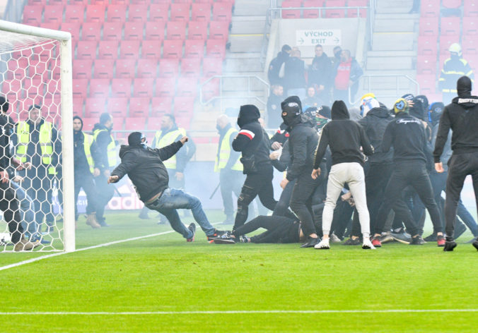 Trnavskí policajti sa stále zaoberajú výtržníkmi z futbalového zápasu, obvineniam čelia len spartakovci