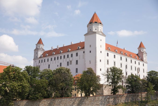 Bratislavský hrad nasvietia pri príležitosti výročia podpisu zmluvy o založení NATO