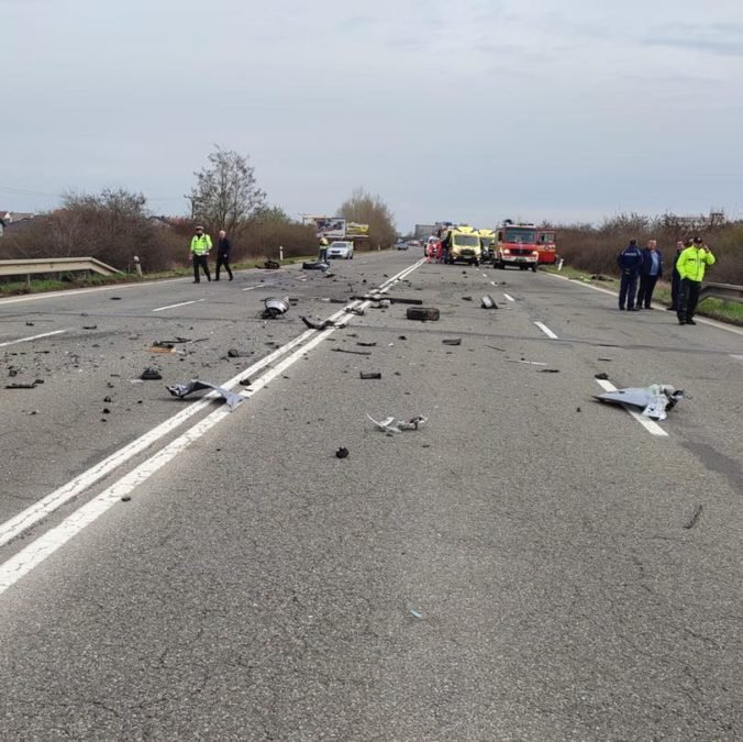 Na východe Slovenska sa zrazili dve autá, traja ľudia nehodu neprežili (foto)