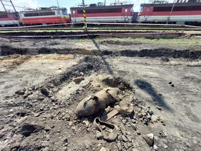 Pri stanici v Nových Zámkoch vykopali odistenú 220-kilogramovú bombu (foto)