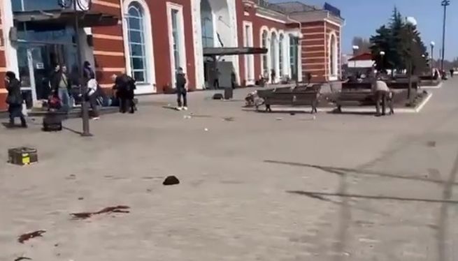 Stanicu v Kramatorsku zasiahol raketový útok, zomreli desiatky ľudí (video)