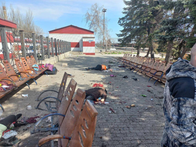 Železničná stanica v Kramatorsku nefunguje, evakuácie ľudí na východe Ukrajiny však pokračujú