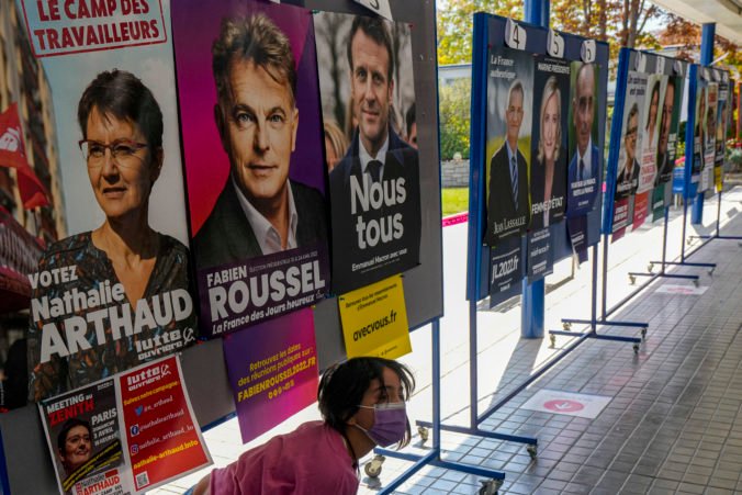 Francúzi si v prvom kole volia budúceho prezidenta, najväčší boj o priazeň voličov zvádza Macron s Le Penovou