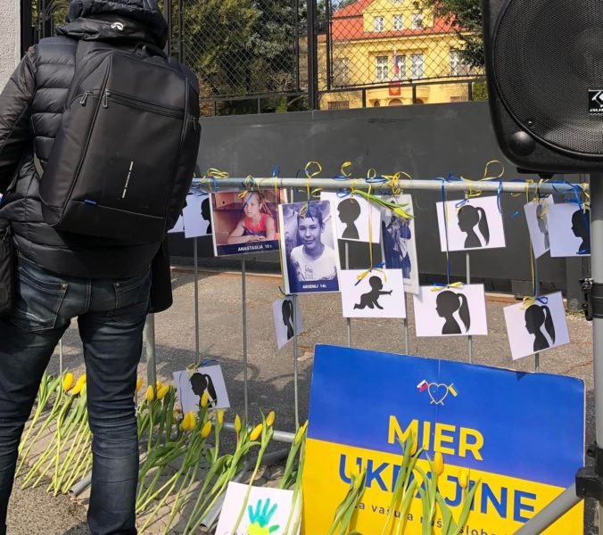 Ukrajinské matky vyšli do ulíc Bratislavy s cieľom upozorniť na ruský teror, ich spovede lámu srdce (video)