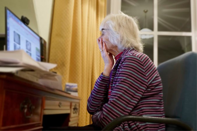 Dôchodkyňa skočila na „lep“ podvodníkovi, uverila dojímavému príbehu a prišla o tisícky eur