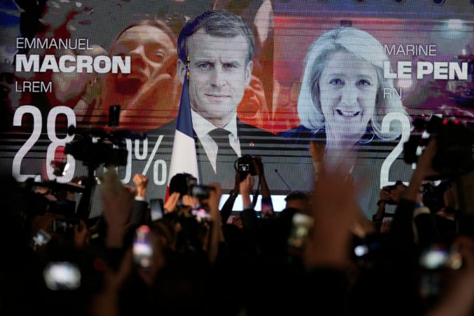 Neúspešní kandidáti varujú pred Le Penovou, v druhom kole volieb vyzývajú hlasovať za Macrona