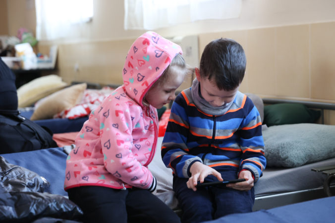 Z domovov pred vojnou ušli takmer dve tretiny ukrajinských detí, konštatoval UNICEF