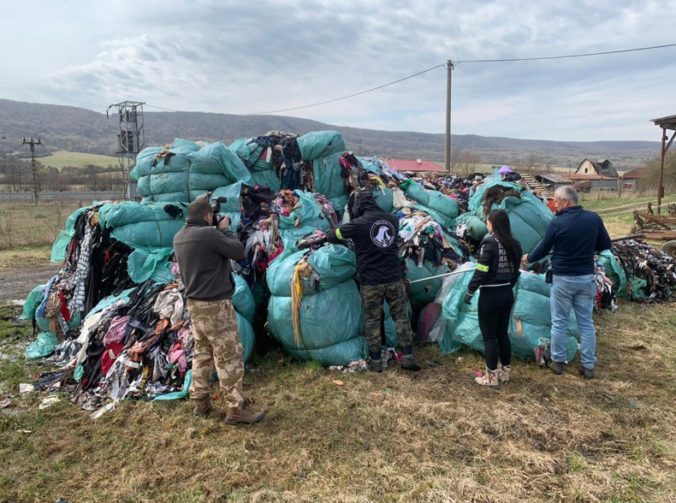 Polícia v okrese Revúca odhalila tony nelegálneho odpadu, pochádza zo zahraničia