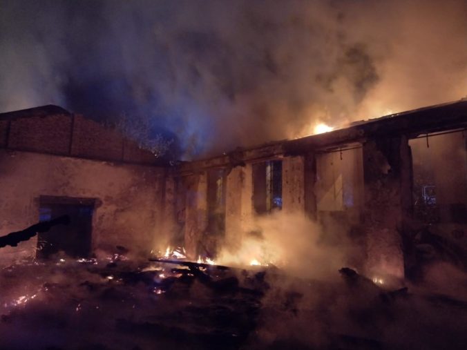 Strechu budovy v Rači zachvátil požiar, príčinou môže byť aj manipulácia s otvoreným ohňom (foto)