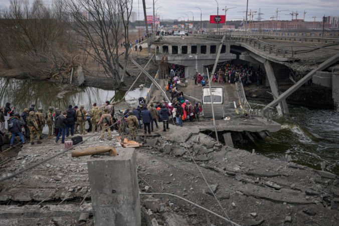 Zničené cesty a mosty na Ukrajine sú veľkým problémom, môžu brzdiť dodávky humanitárnej pomoci
