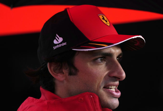 Španielsky jazdec Sainz predĺžil zmluvu s talianskym tímom Ferrari do konca roka 2024