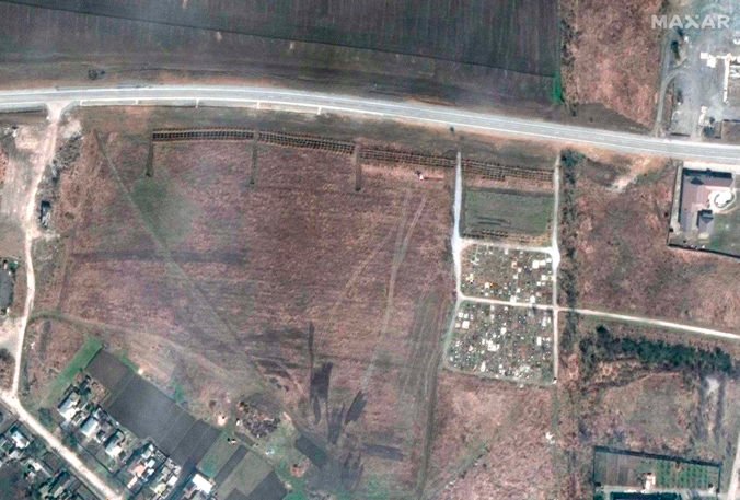 Neďaleko Mariupoľa objavili desivý počet masových hrobov, Rusi vraj do nich zvážajú telá obetí kamiónmi