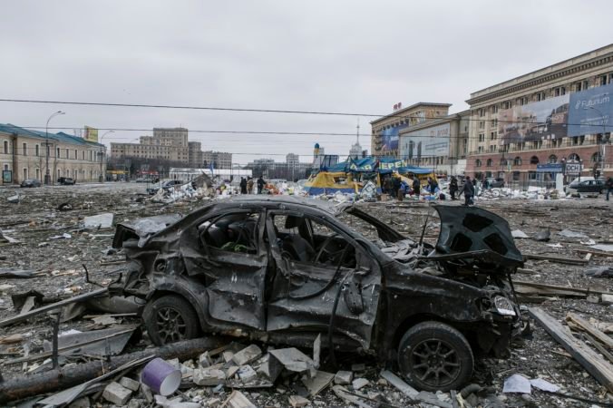 Rusi sa snažia Charkov zrovnať so zemou, intenzívne bombardujú obytné štvrte a vraždia civilistov
