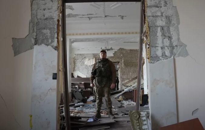 Ukrajinci skrývajúci sa v oceliarni Azovstaľ nevideli už dva mesiace slnko, prosia o bezpečný návrat (video)