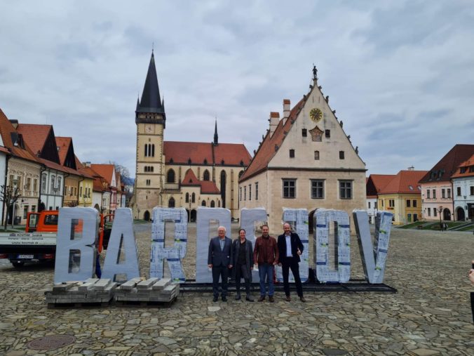 Bardejov zdobí nadrozmerný mobilný nápis, cieľom je propagácia historického mesta