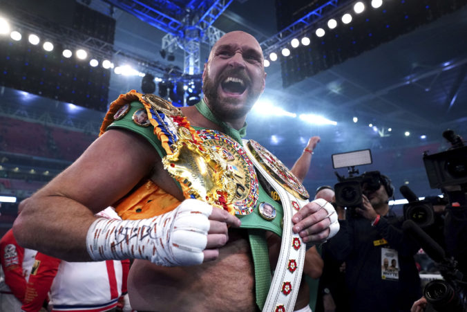 Boxer Fury sa rozlúčil s kariérou, posledným duelom obhájil titul majstra sveta