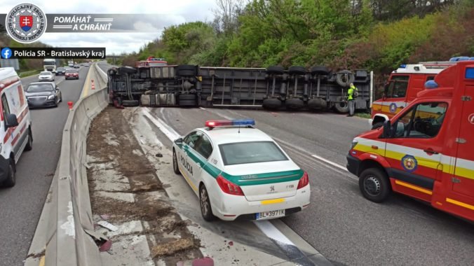 Vodiči pozor, diaľnica D1 medzi Trnavou a Bratislavou je pre prevrátený nákladiak neprejazdná (foto)