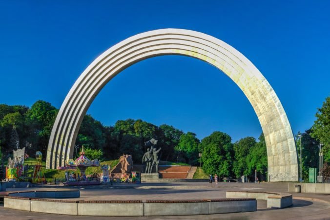 Z centra Kyjeva odstránia sochu priateľstva medzi Ukrajincami a Rusmi zo sovietskych čias
