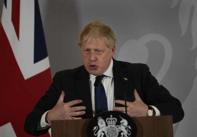 Premiér Johnson odmietol tvrdenie, že Západ vedie zástupný konflikt s Ruskom