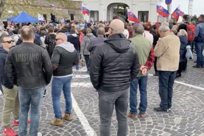 Pred parlamentom demonštrujú stovky ľudí, obvinenému Ficovi prišli vyjadriť podporu (video)