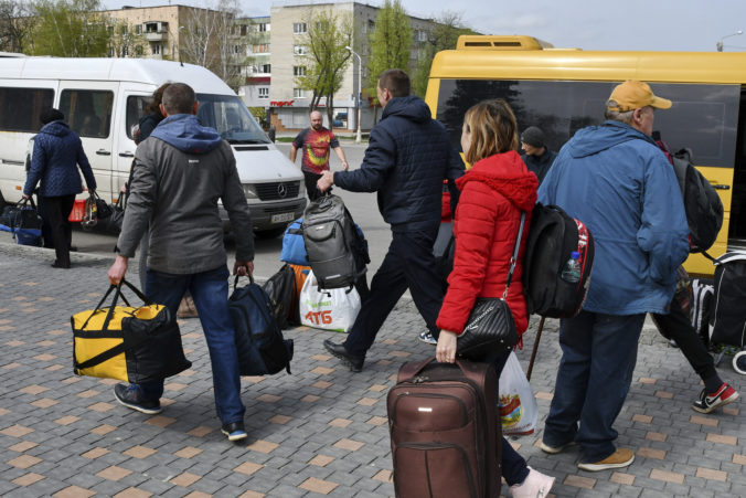 Dva evakuačné autobusy z ukrajinského mesta Popasna sa ocitli pod ruským útokom a sú nezvestné