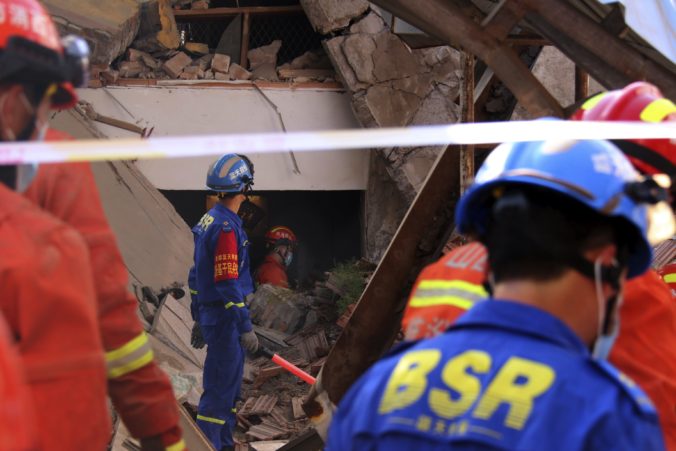 Po páde šesťpodlažnej budovy v Číne hlásia desiatky zranených aj nezvestných