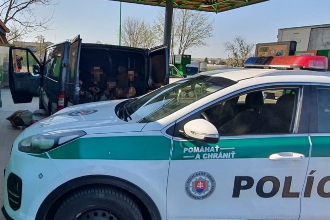 Trinásť nelegálnych migrantov sa pri prevoze takmer zadusilo, polícia obvinila vodiča z prevádzačstva