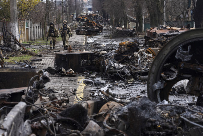 Rusi na Ukrajine zakrývajú ťažké straty, mŕtvych vojakov presúvajú v malých skupinách v noci