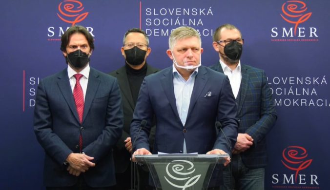 Slovenskí europoslanci zavarili Ficovi v Bruseli, Socialistov a Demokratov vyzvali na vylúčenie Smeru z frakcie