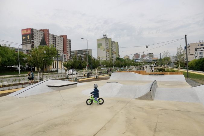 Bratislavská Karlova Ves má nový multifunkčný park, užijú si ho skateboardisti aj mamičky s deťmi (foto)
