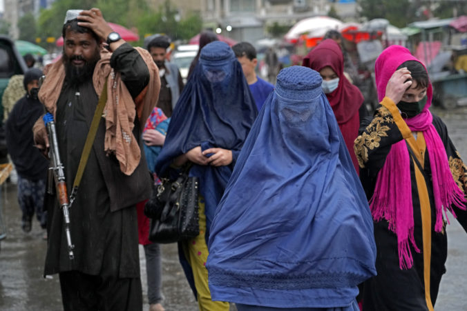 Taliban rozhodol, že ženy musia byť na verejnosti celé zahalené. Ešte lepšie by však bolo, keby ostali doma