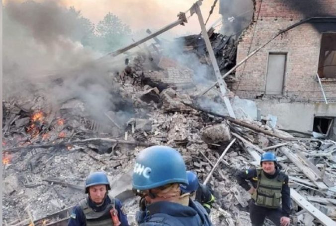 Rusi zaútočili na školu v ukrajinskej obci Bilohorivka, zrejme zahynulo 60 miestnych obyvateľov