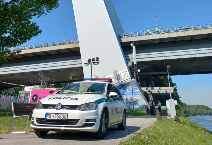 Tragédia na Moste SNP v Bratislave. Muž odstavil svoje auto, vyliezol na zábradlie a skočil (foto)
