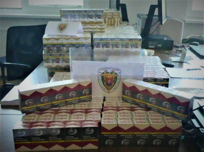 Ukrajinka pašovala v cestovných kufroch desaťtisíce cigariet, zistili pri kontrole jej auta colníci