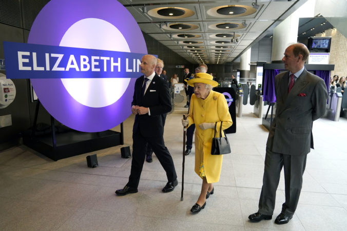 Kráľovná Alžbeta II. všetkých prekvapila. Nečakane sa objavila na novej stanici metra, ktorá nesie jej meno (video)