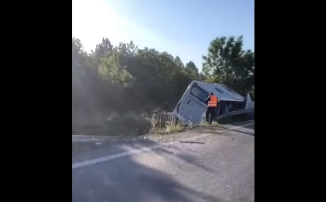 Autobus skončil po zrážke s nákladiakom mimo cesty, hlavný ťah medzi Galantou a Sládkovičovom je uzatvorený (video)