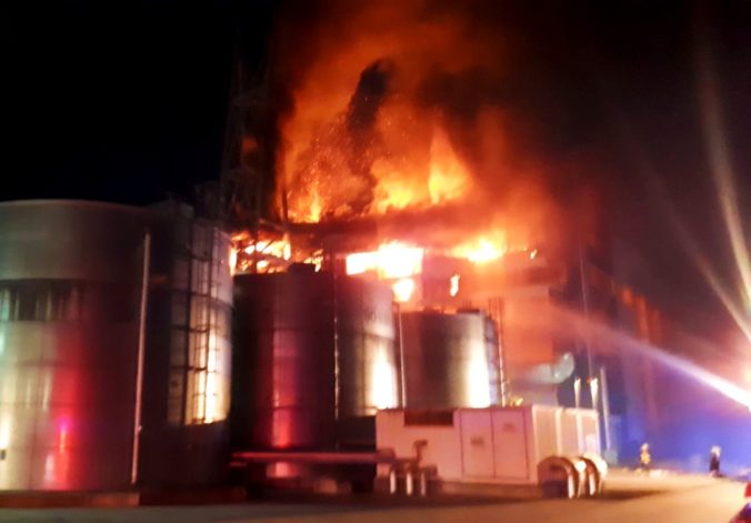 Polícia začala trestné stíhanie v prípade masívneho požiaru haly v Malackách, škody vyčíslila na milión eur
