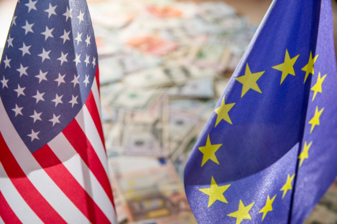 USA sa predháňajú s Európskou úniou v tom, kto poskytne Ukrajine viac peňazí a zatiaľ vedú