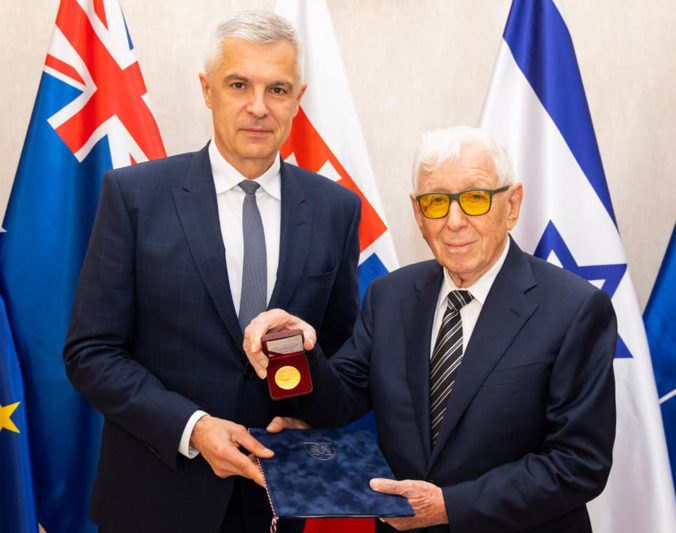 Minister Korčok ocenil zlatou plaketou austrálskeho podnikateľa so slovenskými koreňmi Franka Lowyho