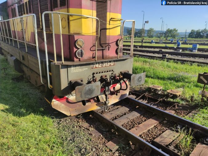 Pri Bratislave sa vykoľajil nákladný vlak, dôjsť malo k úniku väčšieho množstva pohonných hmôt (foto)