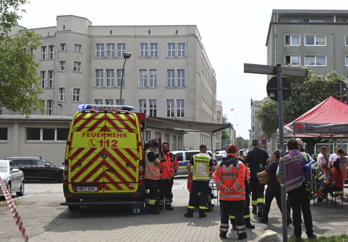 V nemeckej škole vyčíňal ozbrojený muž, útok si vyžiadal jednu zranenú osobu