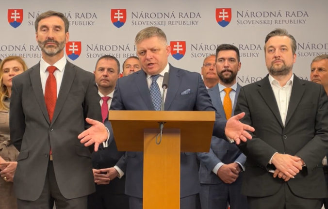 Vláda dá rodinám s dôchodcami podľa Fica z koláča dieru a z opice riť, je to banda neschopných ľudí (video)