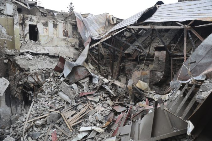 Rusi odpratali trosky z bombardovaného divadla v Mariupoli. Svet sa tak už nikdy nedozvie, koľko ľudí tam zabili