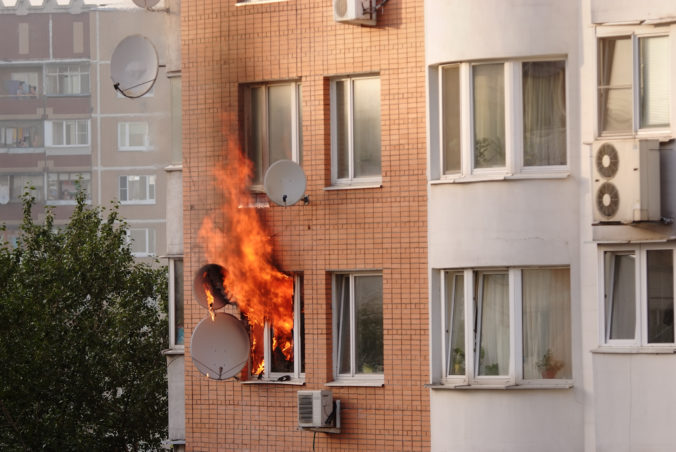 Tragédia v Trenčíne: Muž spanikáril a počas požiaru v bytovom dome vyskočil zo siedmeho poschodia