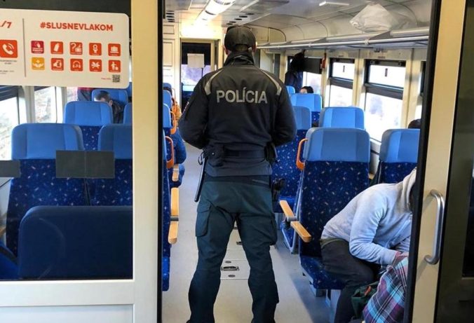 Humenčan vyvolal vo vlaku verejné pohoršenie, pred cestujúcimi sa obnažoval