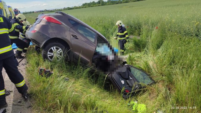 Nehodu za obcou Fekišovce neprežili traja ľudia, auto sa zrazilo s kamiónom (foto)