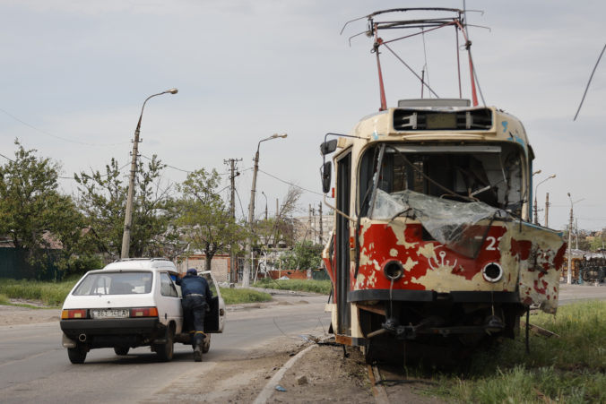 Ukrajinci sa snažia brániť Sjevjerodoneck, ktorý je terčom silného bombardovania