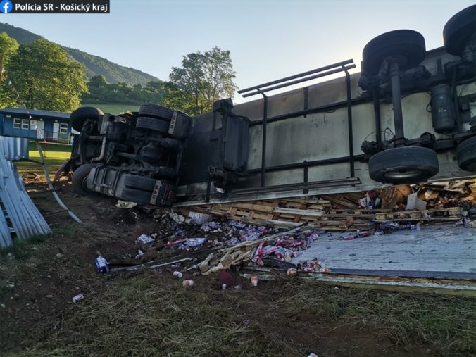 Pri obci Zádiel prerazil kamión zvodidlá a prevrátil sa (foto)