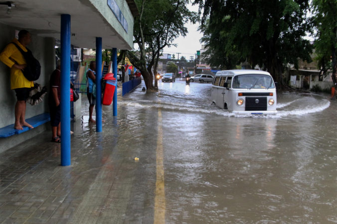 Brazíliu sužujú zosuvy pôdy a záplavy, zabili desiatky ľudí a 33 obcí vyhlásilo stav núdze